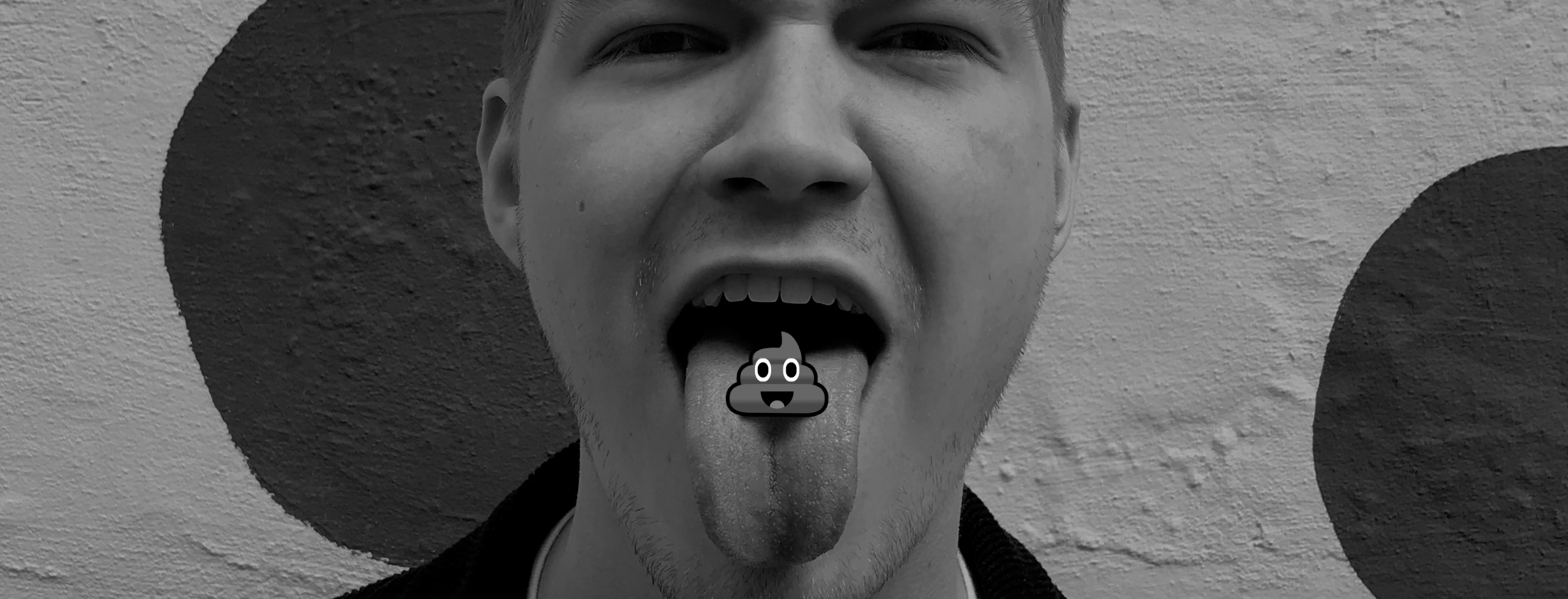 Das Bild zeigt unseren Werkstudierenden Tim Knemeyer, wie er mit einem angeekelten Gesichtsausdruck die Zunge herausstreckt.
