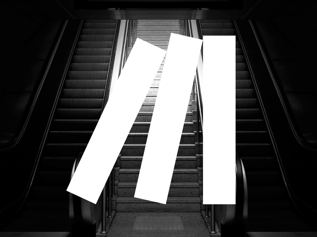 Drei weiße Balken, die wie Dominosteine aneinander fallen vor einem dunklen Hintergrund. Die Drei weißen Balken sind ein alternatives Logo der Kreativagentur und Strategieberatung FUTUR Drei. Der Hintergrund zeigt in schwarz-weiß eine Treppe mit jeweils an beiden Seiten davon einer Rolltreppe.